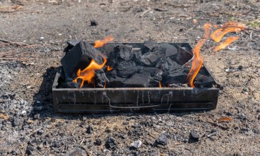 Küçük Izgara, Taşınabilir Barbekü, Ateşli ve Dumanlı Barbekü, Mini Barbekü Açık Hava Eğlencesi, Tatil, Eğlence, Plaj Partileri