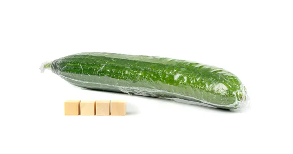 Plastikowe Zawinięte Ogórek Izolowane Warzywa Opakowaniu Foliowym Owijanie Żywności Jeść — Zdjęcie stockowe