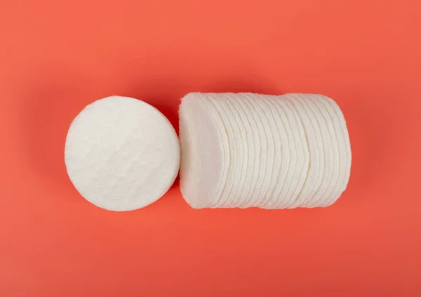 Baumwollscheiben Hygienepads Auf Rosa Hintergrund Runder Gesichtsschwamm Hautpflegekonzept Weiche Klare — Stockfoto