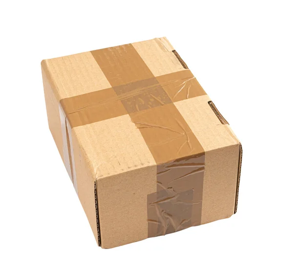 カード ボード ボックスは クラフト紙の配達パッケージ 古いカートンの包装 白い背景の上の表示の使用されたボール紙箱隔離されます — ストック写真