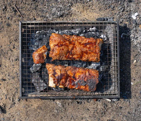 Piccola Griglia Barbecue Portatile Con Carne Barbecue Con Fiamma Fumo — Foto Stock
