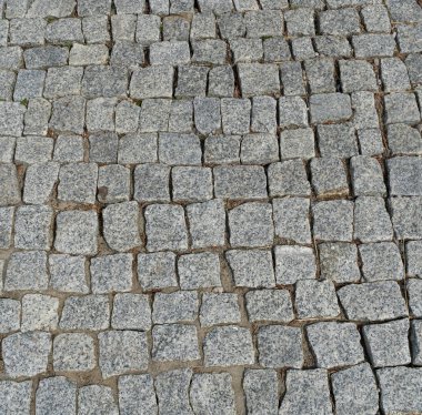 Eski Taş Asfalt Döşeme Arkaplanı, Antik Granit Kaldırım Yolu Şablonu, Eski Blok Kaldırım Mockup, Metin İçin Kopya Alanı olan Paved Yol Sancağı