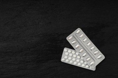 Kara Taş Arkaplan, Gümüş Kapsül, İlaç Paketi, İlaç Paketi, İlaç Paketi, Eczane Kutusu, İlaç Kapsülleri Kabarcıkları Üst Görünüm, Kopya Uzay