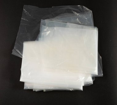 Siyah Arkaplanda Katlanmış Beyaz Plastik Poşetler, Alışveriş Sonrası Buruşuk Plastik Poşet, Selofan Paket Atık, Kullanılmış Çöp Torbası