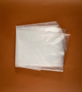 Kahverengi Arkaplanda Katlanmış Beyaz Plastik Poşetler, Alışveriş Sonrası Buruşuk Plastik Poşet, Selofan Paket Atık, Kullanılmış Çöp Torbası
