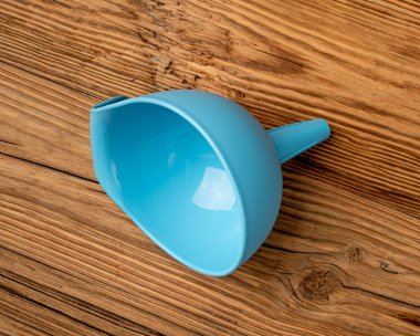 Plastik Huni, Mavi Mutfak Utensil, Ekipman, Tünel Konsepti, Tahta Masa Arkaplanı Üzerine Mavi Plastik Huni