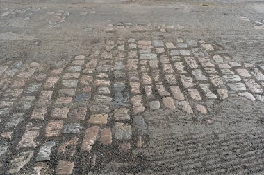 Asfalt altındaki tarihi taş yatakhanesi, Sonsuz Antik Yollar, Milenyum Kalitesi, Güzel Eski Yol Büyük kaldırım taşlarıyla döşenmiş, Asfalt döşenmiş, Yol Tamiri