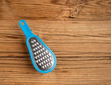 Küçük Öğütücü, Mini Peynir Öğütücü ve Ahşap Masa Arkaplanında Plastik Konteynır