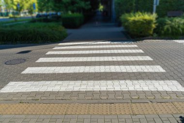 Paved yaya geçidi, gri beyaz yaya geçidi, modern fayans yolundaki güvenlik zebra, sokak asfaltı yaya geçidi, zebra geçidi, yaya geçidi.