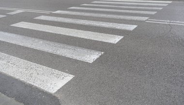 Paved yaya geçidi, gri beyaz yaya geçidi, modern fayans yolundaki güvenlik zebra, sokak asfaltı yaya geçidi, zebra geçidi, yaya geçidi.