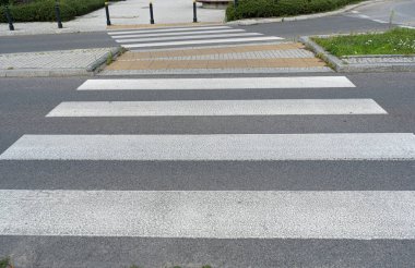 Paved yaya geçidi, gri beyaz yaya geçidi, modern fayans yolundaki güvenlik zebra, sokak asfaltı yaya geçidi, zebra geçidi, yaya geçidi.