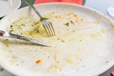 Kirli Tabak Kapanışı, Yemekten Sonra Boş Kase, Pizza, Çatal, Bıçak, Yağ ve Smeared Sauce ile Yemeği Bitirme