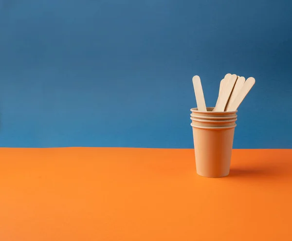 ペーパー プレート フォーク オレンジの背景のナイフ テーブルウェア セット 使い捨て可能なカトラリー 生物分解性 ピクニックのためのエコ バイオ — ストック写真