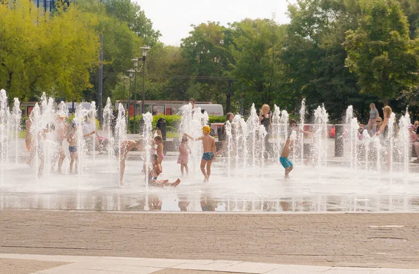 喷泉中的孩子 瀑布中的孩子 城市里的孩子 喷泉中的孩子 模糊的背景 — 图库照片