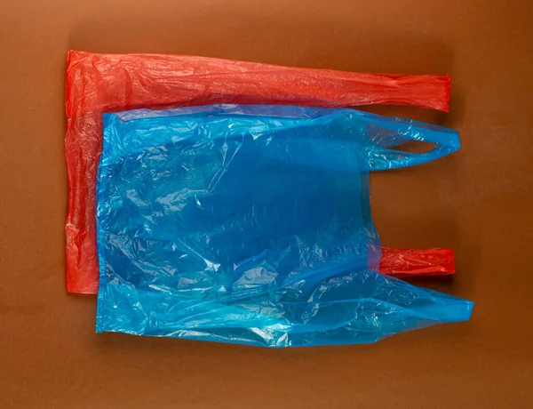 Många Plastpåsar Brun Bakgrund Rumpad Plastpåse Efter Shopping Cellofan Förpackningsavfall — Stockfoto