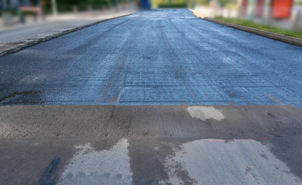 アスファルト 道路修理 建設下のストリート 新しいタールアスファルトテクスチャ 現代技術と材料でポーランドの現代道路修理 — ストック写真