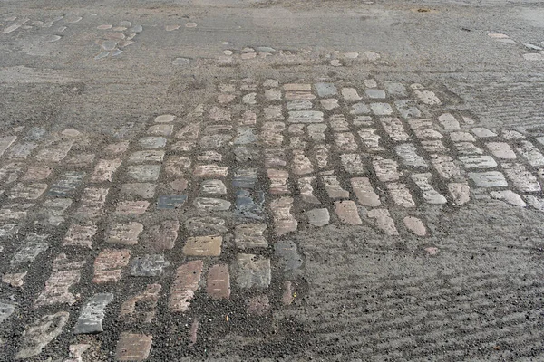 アスファルト 永遠の古代の道 ミレニアルの質の下の歴史的な石造りの舗装 大きいコブブルストーンが付いている美しい古い道 敷設のアスファルト 道路修理 — ストック写真