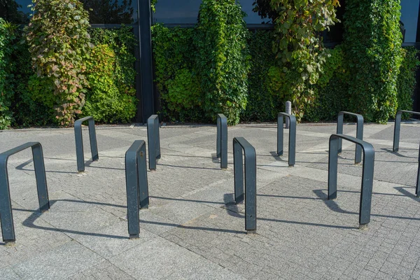 City Fahrradabstellplätze Neue Fahrradstation Metall Glänzende Moderne Fahrradaufbewahrung Sicherheitskonzept Leere — Stockfoto