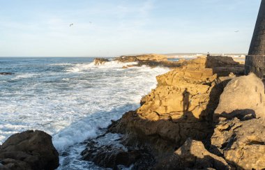 Okyanus Sörfü, Essaouira 'daki Deniz Dalgaları, Fas Sahili, Köpüklü Sörf Hareketi, Güzel Deniz Manzarası