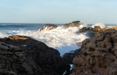 Okyanus Sörfü, Essaouira 'daki Deniz Dalgaları, Fas Sahili, Köpüklü Sörf Hareketi, Güzel Deniz Manzarası