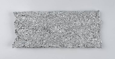 Alüminyum folyo kağıt dokusu, kırışık alüminyum kağıt desen, buruşuk teneke madde parçası, folyo folyo, beyaz arka plan.