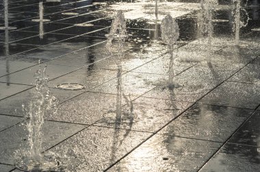 Çeşme Suyu Dokuma Arkaplanı, Düşen Taze Fıskiye Jetleri, Şelale Şelaleleri Şelaleleri, Yaz Parkı Şelaleleri Hareketi, Yapay Park Akıntısı, Şehir Konseptinde Sıcak, Çeşme Su Özgeçmişi