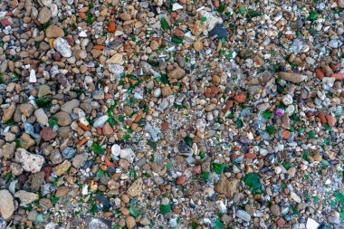 Sand Beach 'te mikroplastikler. Mikro Plastik Çöp, Minik Çöp Parçaları, Mikroplastik Atık, Kirli Kıyı, Fas Kıyısındaki Küçük Plastik Parçalar, Su Kirliliği Konsepti