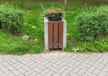 Modern Demir Tahta Çöp Kutusu, Sokaktaki Siyah Çöp Kutusu, Çöpleri karıştırmak için Beton Metal Çöp Kutusu ve Geri Dönüşümsüz Atık