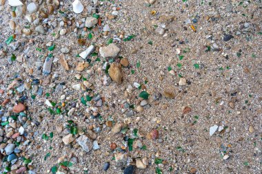 Sand Beach 'te mikroplastikler. Mikro Plastik Çöp, Minik Çöp Parçaları, Mikroplastik Atık, Kirli Kıyı, Fas Kıyısındaki Küçük Plastik Parçalar, Su Kirliliği Konsepti