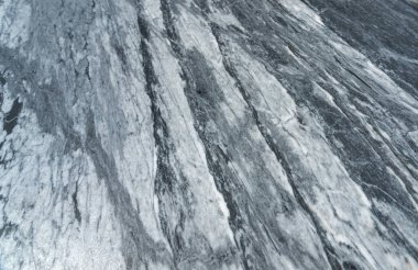 Gri mermer doku ve doğal beyaz damar desenleri. Yumuşak, cilalı taş yüzey tezgah, döşeme ve mimari tasarım için idealdir.