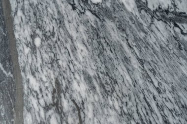 Gri mermer doku ve doğal beyaz damar desenleri. Yumuşak, cilalı taş yüzey tezgah, döşeme ve mimari tasarım için idealdir.