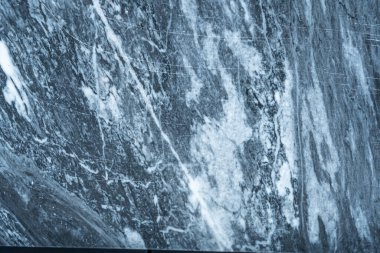 Gri mermer doku ve doğal beyaz damar desenleri. Yumuşak, cilalı taş yüzey tezgah, döşeme ve mimari tasarım için idealdir.