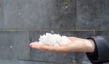 Dolu Sonrası Büyük Dolu, Sokakta Buz Dolusu, Büyük Dolu Hasarı, Büyük Buz Topları, Doğal Felaket, Yaz karı, İklim Değişikliği Kavramı, Kopyalama Boşluğu