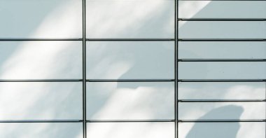 Varşova, Polonya, 26 Eylül, 2023 InPost dolap markası, modern dağıtım sistemi, organize kompartımanlar, Post 'ta açık hava ayarı, editoryal görüntü