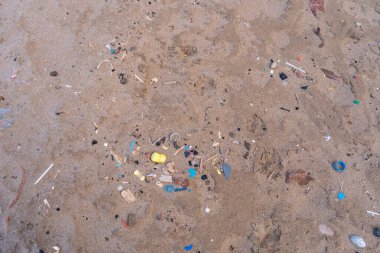 Legzira Plajı 'ndaki mikroplastikler, Fas Sahili' ndeki Plastik Çöpler, Fas Legzira 'daki Kirli Sahil, İnanılmaz Afrika Yeri, Atlantik Okyanusu Kirliliği
