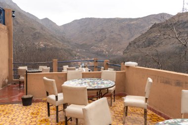 Fas Kafe Dağları 'ndaki Sokak Restoranı Masası Görünümü, Kış Fas, Boş Kafe Masaları, Otantik Egzotik Bistro Koltuğu, Bar Terası, Turistler için Açık Restoranlar