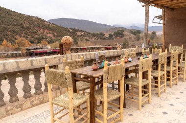 Marakeş Restoran Masası, Boş Fas Kafe Masaları, Otantik Egzotik Wicker Mobilyalı Mobilya Koltuğu, Bar Terası, Turistler için Açık Hava Restoranları