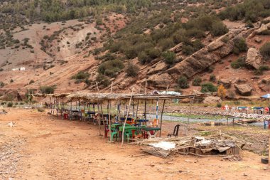 Fas Kafe 'deki Restoran Masası, Ucuz Plastik Kafe Masaları, Otantik Egzotik Bistro Koltuğu, Bar Terası, Açık Atlas Turistler için Dağ Sandalyesi