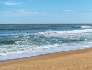 Deniz Dalgalarında Sörfçüler Kum Sahili Doku Arkaplanı, Şeffaf Okyanus Suyu, Mavi Gökyüzü, Altın Güneşli Kıyı Şablonu, Kopya Boşluğu ile Yaz Mokikleri