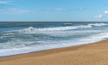 Deniz Dalgalarında Sörfçüler Kum Sahili Doku Arkaplanı, Şeffaf Okyanus Suyu, Mavi Gökyüzü, Altın Güneşli Kıyı Şablonu, Kopya Boşluğu ile Yaz Mokikleri