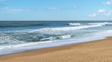 Deniz Dalgalarında Sörfçüler Kum Sahili Doku Arkaplanı, Şeffaf Okyanus Suyu, Mavi Gökyüzü, Altın Güneşli Kıyı Şablonu, Kopya Boşluğu ile Yaz Mokikleri