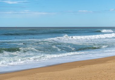 Deniz Dalgalarında Sörfçüler Kum Sahili Doku Arkaplanı, Şeffaf Okyanus Suyu, Mavi Gökyüzü, Altın Güneşli Kıyı Şablonu, Kopya Boşluğu ile Yaz Mokikleri