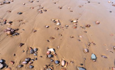 Renkli Çakıl Sahili Doku Arkaplanı, Kum ve Rocky Deseni, Kızıl Fas Sahili, Afrika Sahili, Çakıl ve Kum Mokikuşu, Taş Sahil Hattı, Kopya Boşluğu