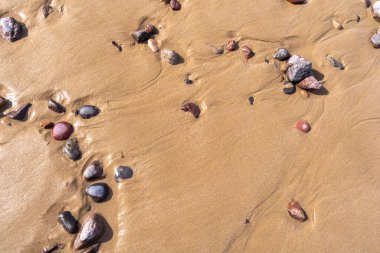 Renkli Çakıl Sahili Doku Arkaplanı, Kum ve Rocky Deseni, Kızıl Fas Sahili, Afrika Sahili, Çakıl ve Kum Mokikuşu, Taş Sahil Hattı, Kopya Boşluğu
