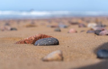 Renkli Çakıl Sahili Doku Arkaplanı, Kum ve Rocky Deseni, Kızıl Fas Sahili, Afrika Sahili, Çakıl ve Kum Mokikuşu, Taş Sahil Hattı, Kopya Boşluğu