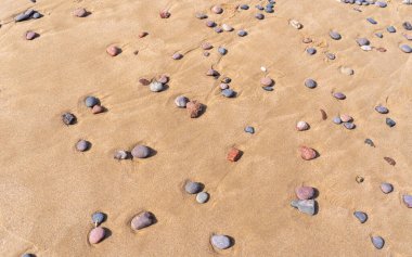 Renkli Çakıl Sahili Doku Arkaplanı, Kum ve Rocky Deseni, Kızıl Fas Sahili, Afrika Sahili, Çakıl ve Kum Mokikuşu, Taş Sahil Hattı, Kopya Boşluğu