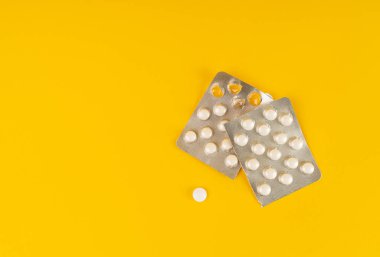 Sarı arka planda hap, Gümüş İlaç Kapsülü Paketi, İlaç Paketi, İlaç Paketi, Eczane Kutusu, Arka planda İlaç Kabarcığı