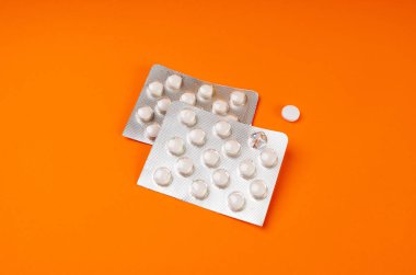Portakal arkaplanındaki hap, Gümüş İlaç Kapsülü, İlaç Paketi, İlaç Paketi, Eczane Kutusu, Renk Arkaplanındaki İlaç Kabarcığı