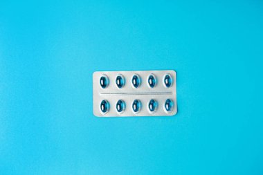 İlaç kabarcıkları, Şeffaf Renk Kapsülleri, Ağrı kesici, Yatıştırıcı İlaçlar, Kırmızı, Yeşil, Mavi İlaç Kapsülleri Beyaz Arkaplanında