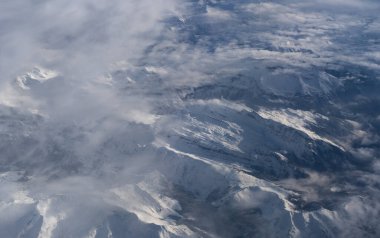Uçak Pencere Manzarası, Uçak Uçuşu Manzarası, Uçak Kabini, Uçak Pencere Havadan Kanatlar, Gökyüzü ve Kar Dağları
